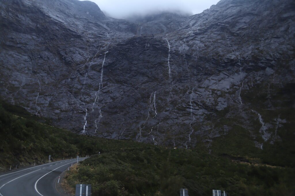 Route pour Milford Sound en Nouvelle Zélande